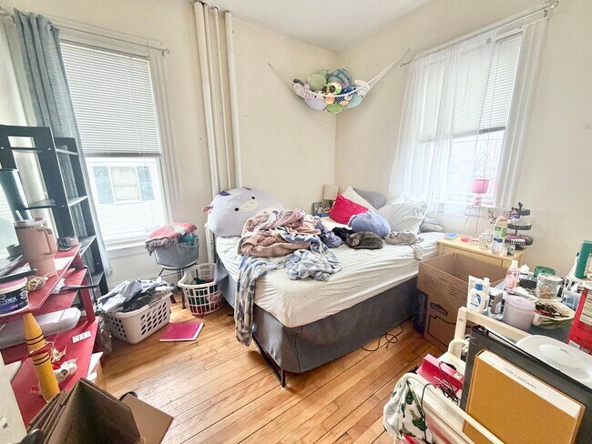 Building Photo - 3 Bedroom Apartment in Burlington VT Available 6/5-6/15!