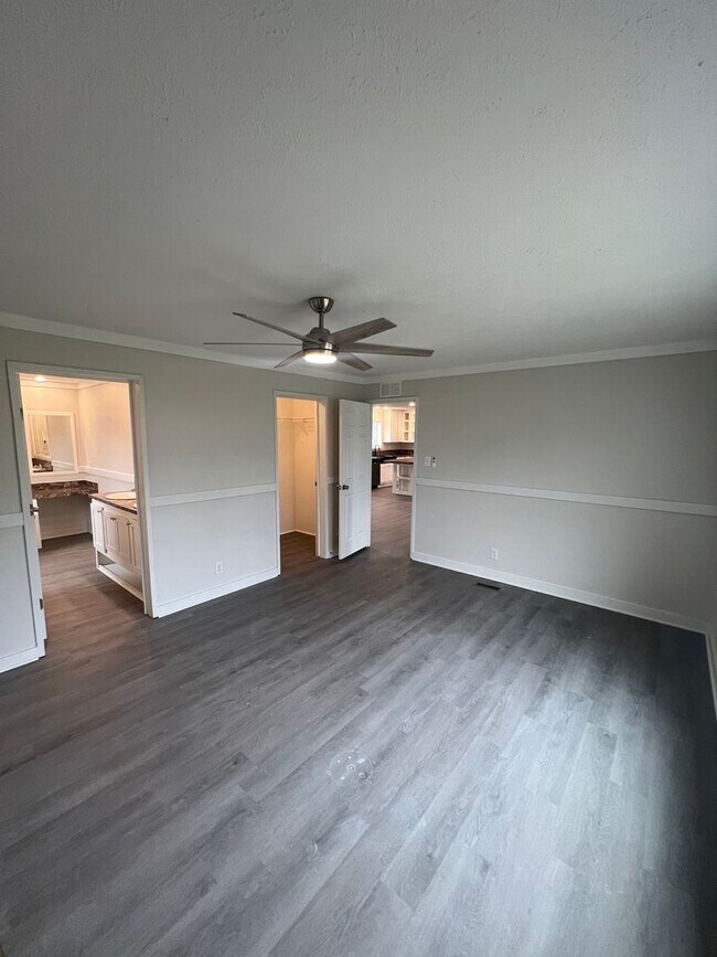 Building Photo - Large 3 bedroom / 2 bath home / 1 Acre FOR RENT