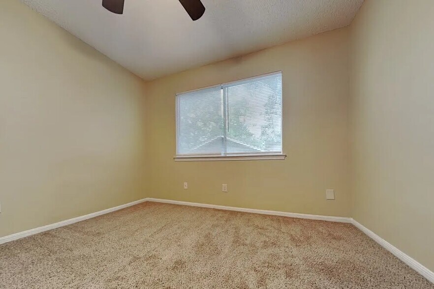 Building Photo - 11 Brentwood Oaks Ct