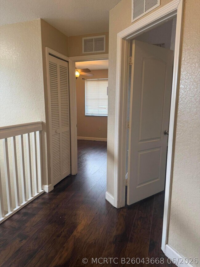 Building Photo - 1121 Shoma Dr