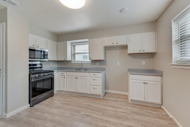 Building Photo - 3 bedroom Home with Prime Location