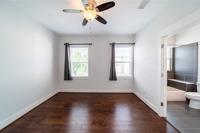 Building Photo - 1427 W 23rd St
