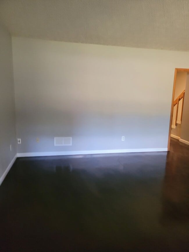 Building Photo - 4 bedroom Townhouse on Bloomington's South Side; Located in The Woodlands!