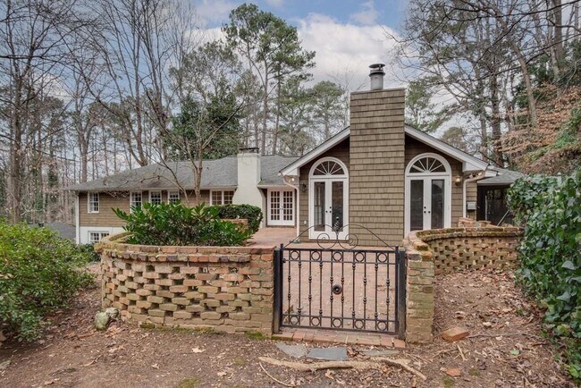 Building Photo - 4601 Club Cir NE