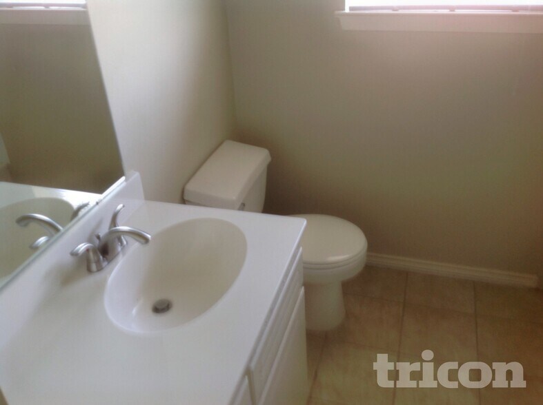 Building Photo - 1721 Oak Tree Dr