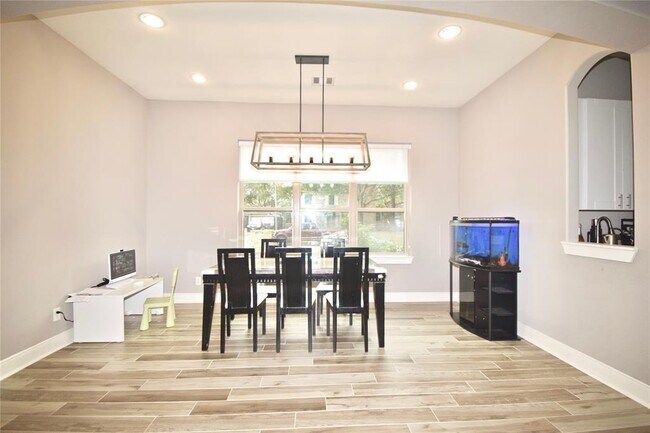 Building Photo - 2014 Briarstem Dr