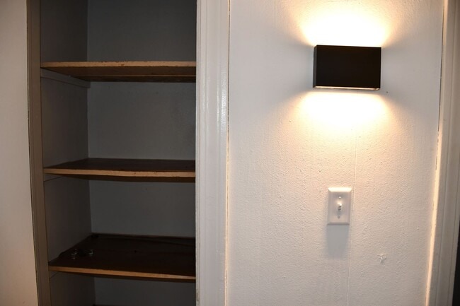 Building Photo - COMING SOON! 2 Bedroom House!!