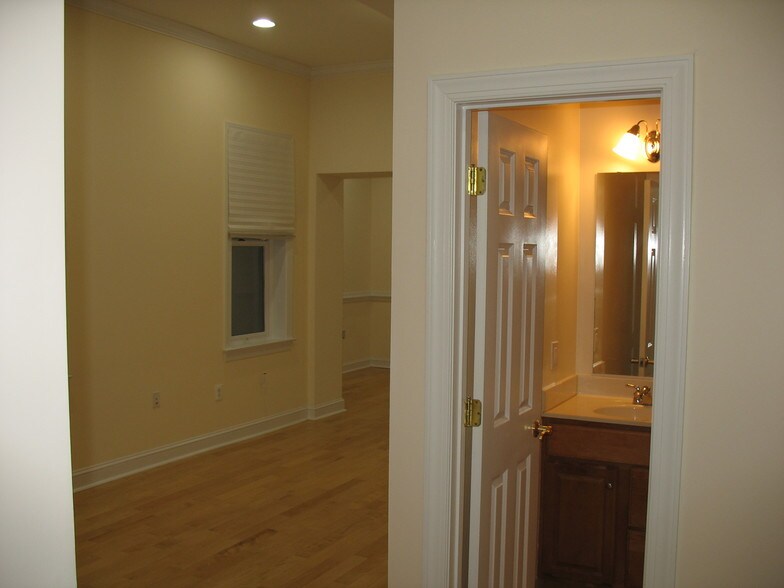 entry way to living rm - 2120 Mt Royal Terrace