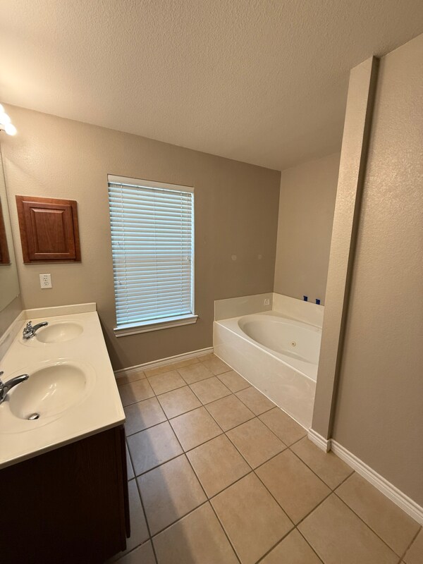 Building Photo - 2833 Shoreline Way
