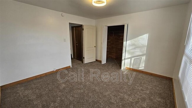 Building Photo - 12019 E Valleyway Ave