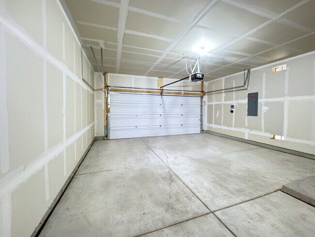 Building Photo - Newer home in Solcito Subdivision in Cente...