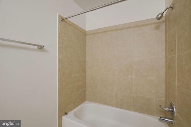 Building Photo - 9 Park Square Dr