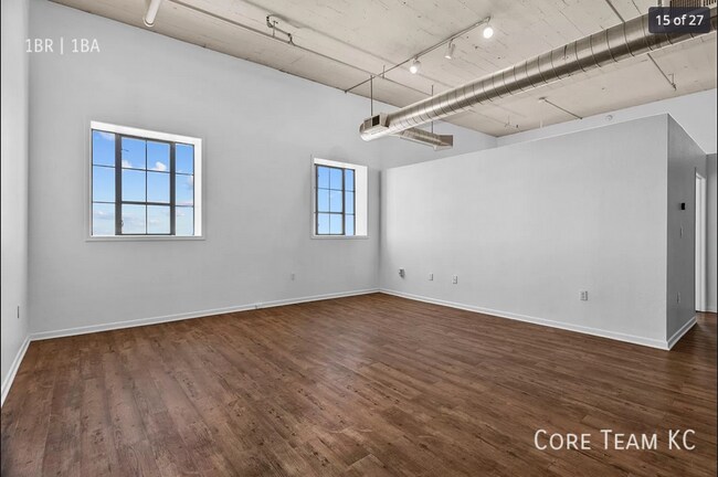 Building Photo - 320 W 7th St