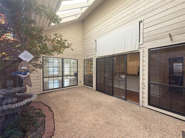 Building Photo - 5991 Lindenshire Ln