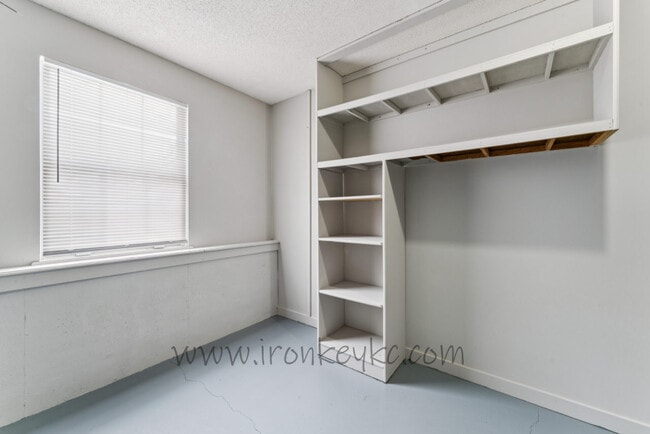 Building Photo - 6620 W 152nd St