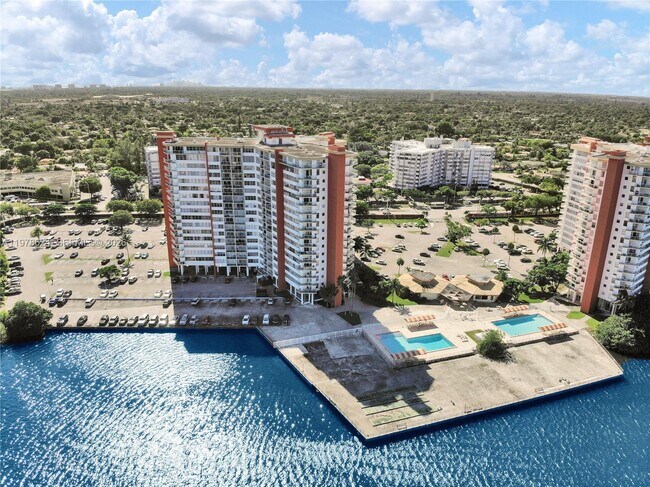 Building Photo - 1351 NE Miami Gardens Dr