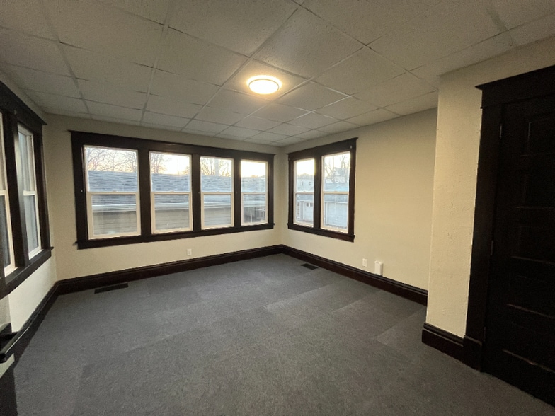 Building Photo - 1220 6th Ave