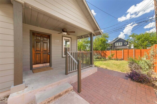 Building Photo - 1210 Coleto St