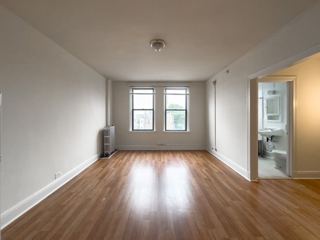 Building Photo - 3335 W Diversey Ave