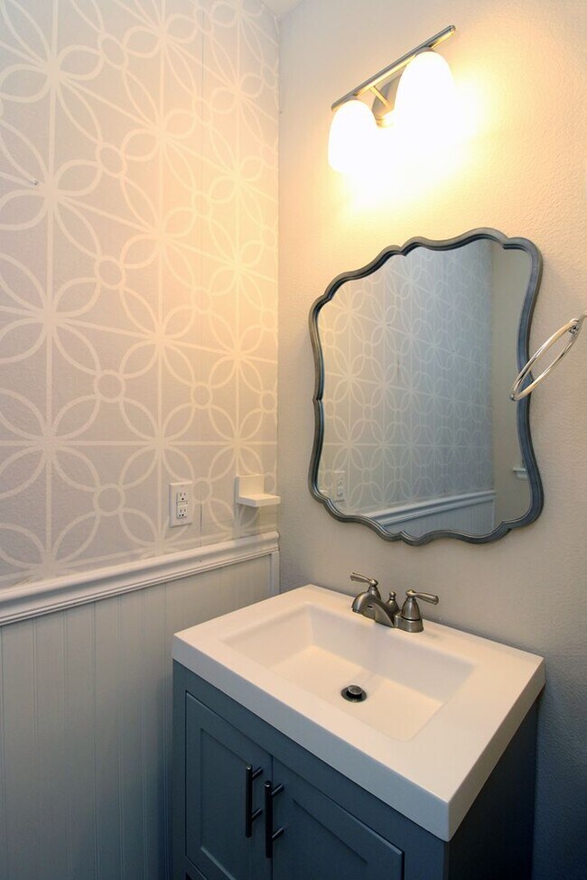 Building Photo - 3 Bedroom Luxury Townhouse in Beautiful Happy Valley