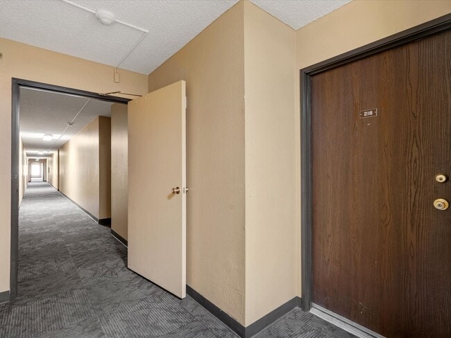 Building Photo - 2955 Lakeside Dr