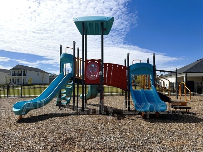 Building Photo - 823 Misty Holw Trl
