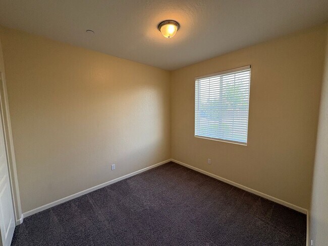 Building Photo - SE Visalia home Available Now!