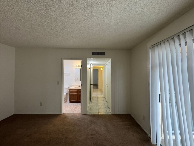 Building Photo - 2Bdm 2Ba towhome, great location! call today!