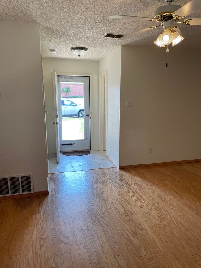 Building Photo - Cute 2 bed/2 bath/2 car garage in a great ...