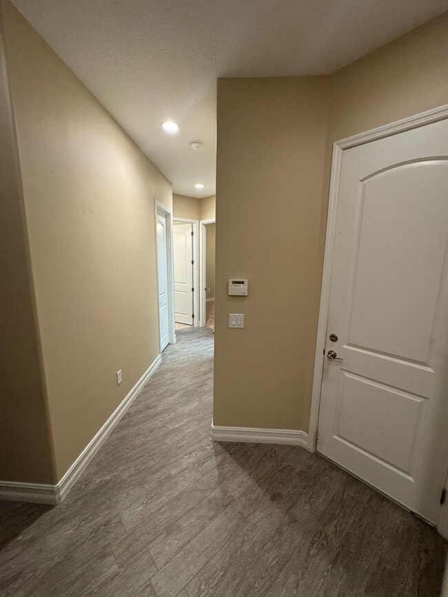 Building Photo - Two Story 5 bedroom, 4.5 bath