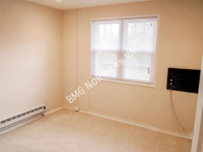 Building Photo - 3553 Martha Custis Dr
