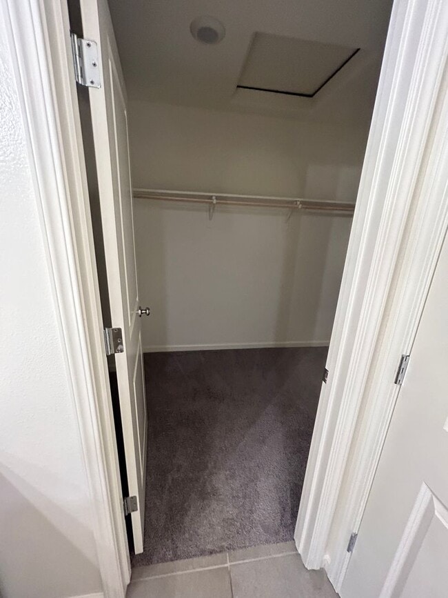Building Photo - Spacious 5 Bedroom 4 Bathroom in Tulare!!
