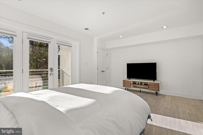 Building Photo - 1610 11th St NW