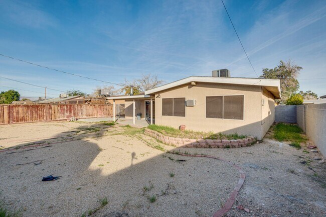 Building Photo - Charming Single-Story Home with Open Living Spaces and Large Backyard in Las Vegas