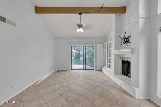 Building Photo - 620 Lakeway Dr
