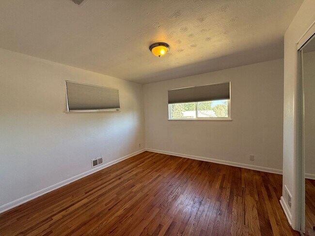 Building Photo - Beautifully Updated Home near Federal & Al...