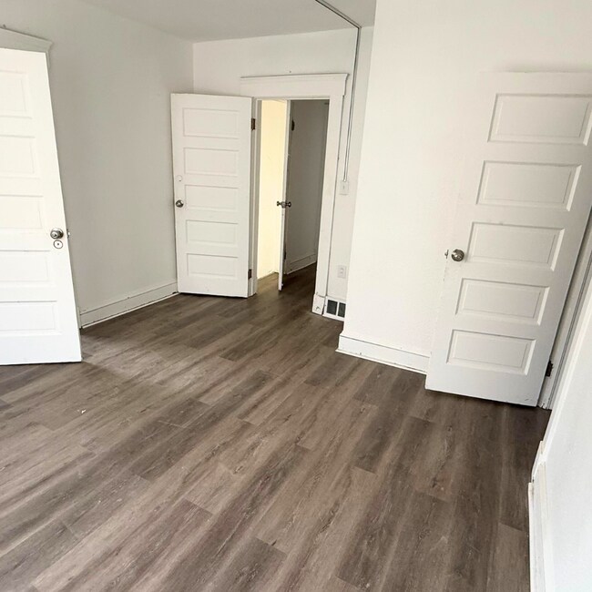 Building Photo - 3866 W 41st St