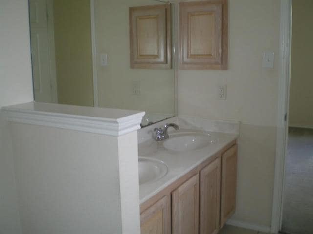 Building Photo - 2213 Willow Dr