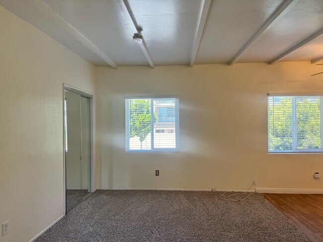 Building Photo - 4284 Third Ave