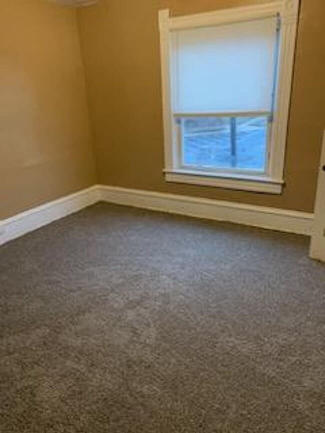 Building Photo - 3 bed 1 bath house