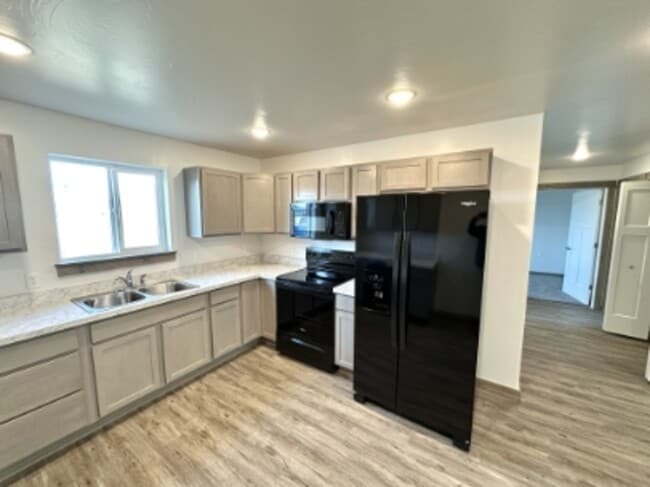 Building Photo - 3181 Queen Anns St