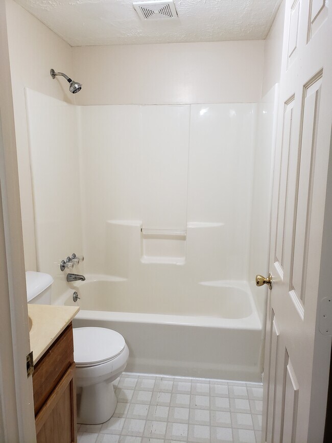 Building Photo - Hillcrest Apartments