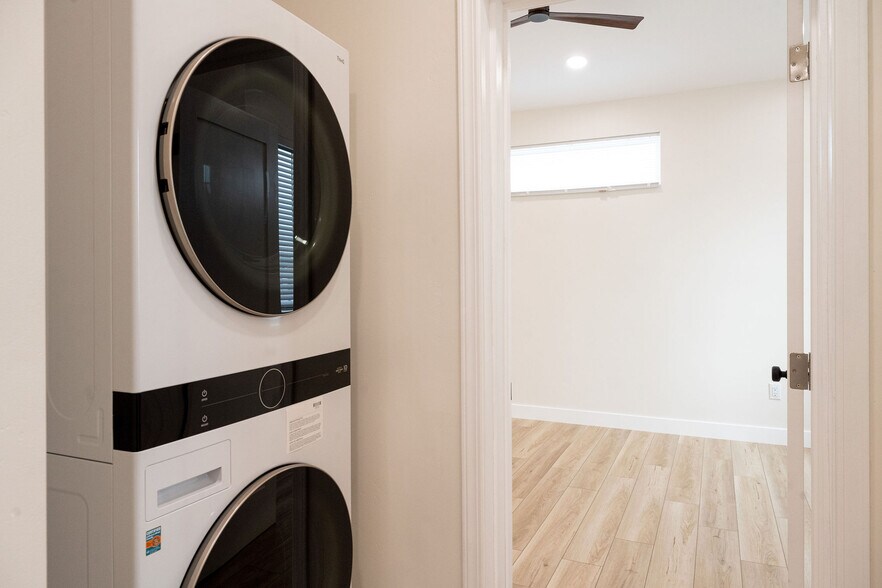 Brand new washer and dryer - 4774 Bancroft St