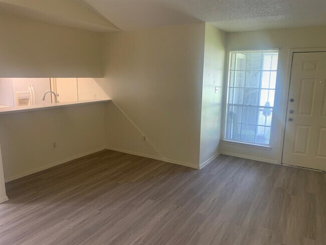 Building Photo - 523 Greenlawn Blvd