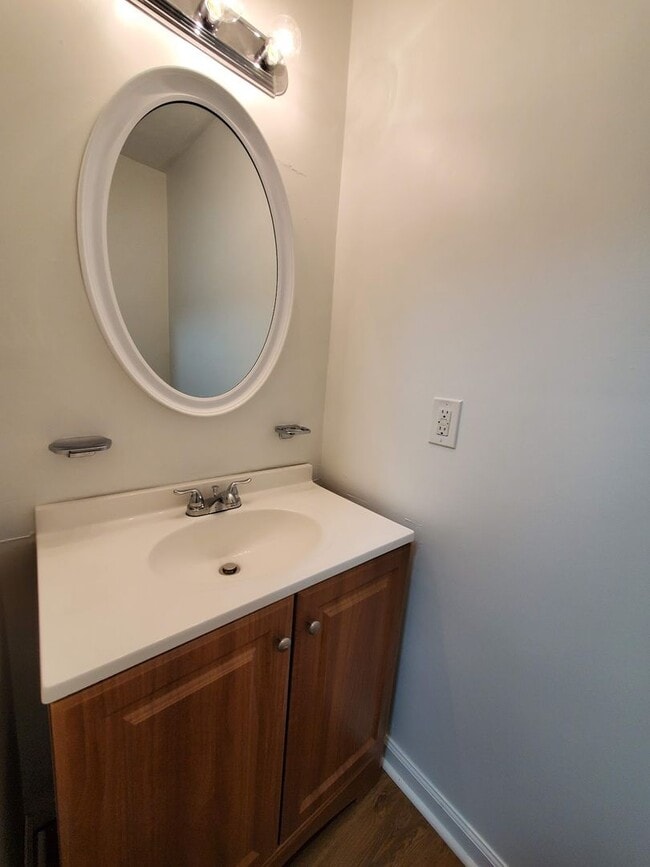 Building Photo - Two Bedroom Townhome in Churchland!