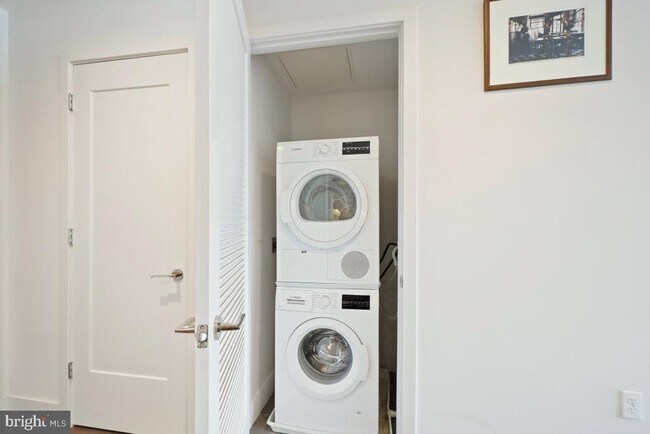 Building Photo - 45 Sutton Square SW