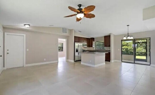 Building Photo - 2450 SW Bayshore Blvd