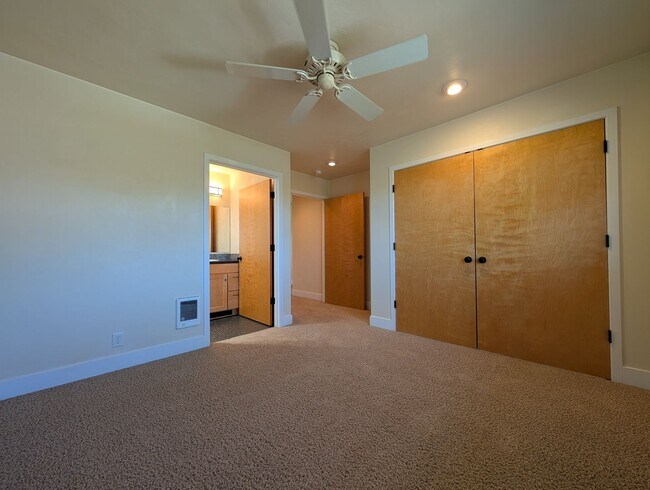 Building Photo - Beautiful 2-Bedroom, 2.5-Bath Condo Near Amazon Park!