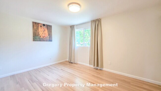 Building Photo - 11204 NE 58th Pl