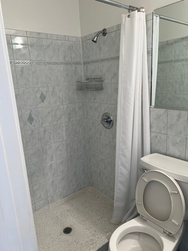 bath room 3 - 1276 45th Ave